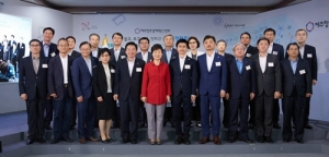 박근혜 대통령과 원희룡 제주지사, 김범수 다음카카오 이사회 의장, 서경배 아모레퍼시픽 그룹 회장 등 참석자들이 26일 제주창조경제혁신센터에서 열린 제주창조경제혁신센터 출범식에서 기념촬영하고 있다. ⓒ 뉴스1