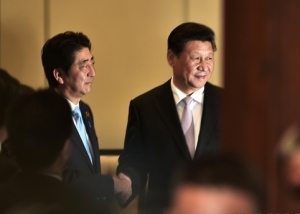 아베 신조(安倍晋三) 일본 총리(좌)와 시진핑(習近平) 중국 국가주석이 지난 4월 22일 인도네시아 자카르타에서 회담하기 전에 악수를 나누고 있다. ⓒ 뉴스1