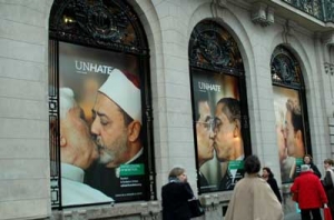 베네통의 ‘언헤이트(UNHATE)’ 캠페인 광고. 베네통은 사회적 메시지들을 광고에 담아 왔다.