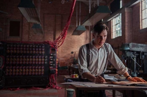 인공지능의 시초는 영국의 수학자 앨런 튜링(Alan Turing)이 고안, 발명한 '튜링 기계(Turing's Machine)'다.
사진은 영화  중 앨런 튜링과 튜링 기계. 의 주인공으로 유명한 베네딕트 컴버배치가 튜링 역할을 맡았다.