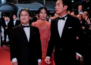 영화 의 박찬욱 감독과 배우 김민희, 하정우
