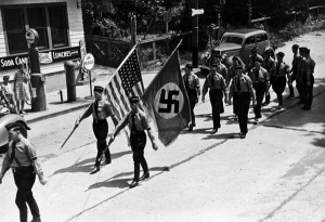 1937년 뉴욕에서 나치즘을 숭배하는 일부 미국인들이 성조기와 나치깃발을 들고 행진하고 있다. 나치의 인종주의를 경멸하면서도 어느덧 그들을 닮아버렸다.