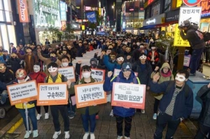 2015년 민주노총 부산지역보부원들이 '복면방지법'에 대해 불복종의 의미로 복면을 쓰고 집회를 하고있다.