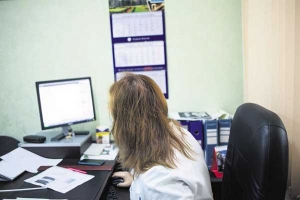 아나(가명), 50세, 의사. 월 소득 약 600유로 중 1/3이 뇌물
“환자들이 돈을 내지 않으면, 저는 그들을 치료하지 않습니다. 전 타락했습니다. 그게 부끄러워요.
하지만 선택의 여지가 없습니다. 몰도바 사회가 돌아가는 방식과 마찬가지죠.”