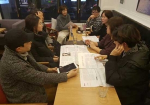 2016년 11월 30일,  11월호 ‘미국 메시니아즘의 기원’을 이야기하는 중이다.
왼쪽 맨 위 ‘영민’을 기준 시계방향으로 ‘효영’, ‘혜숙’, ‘효진’, ‘태범’, ‘남기’,‘서은’, ‘효정’.