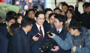 박영수 특별검사팀은 16일 뇌물공여 등 혐의를 받는 피의자 이재용 삼성전자 부회장에게 구속영장을 청구했다.