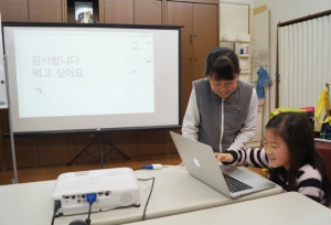 에듀윌은 방송인 서경석씨, 서경덕 성신여대 교수와 일본 우토로 마을에 위치한 한글학교에 교육 물품을 기증했다고 밝혔다.