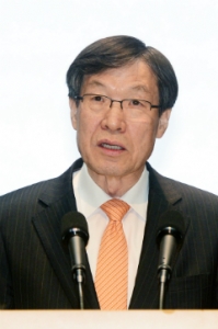 권오준 회장은 최순실 씨의 포스코 회장직 선임 개입 의혹에도 지난달 연임에 성공했다. 권 회장은 윤리를 기업경영의 최우선 순위로 정착시키겠다고 약속했다.