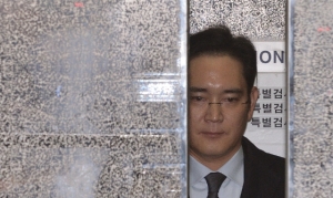 이재용 삼성전자 부회장이 13일 오전 뇌물공여 혐의로 특검사무실에 출석했다. 사진은 특검사무실 엘리베이터를 탐승하고 있는 이 부회장.(사진제공=뉴스1)