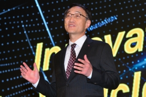 지난 14일 오전 서울 금천구 가산동 LG전자 가산디지털센터 12층 화장실에서 LG전자 자동차 전장부품사업팀 수석연구원 김모씨가 목을 매 사망한 채로 발견됐다. 사진은 이우종 LG전자 VC(차량부품)사업본부장 사장이 지난달 26일 '2016 한국전자산업대전' 개막 기조연설에서 한국GM과의 협력사업 등을 설명하고 있는 모습이다. LG전자는 삼성전자의 미국 전장기업 인수로 치열한 경쟁을 예고했었다.(사진제공=뉴스1)