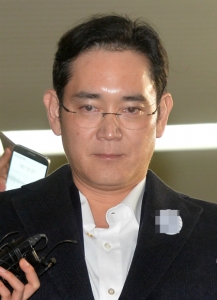 이재용 삼성전자 부회장이 구속 이후 두번째로 박영수 특별검사팀에 소환돼 14시간이 넘는 고강도 조사를 받고 귀소했다.(사진제공=뉴스1)