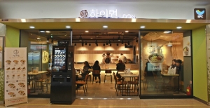 SPC삼립이 우동 전문매장 '하이면 우동' 노원점과 양재점을 열었다.