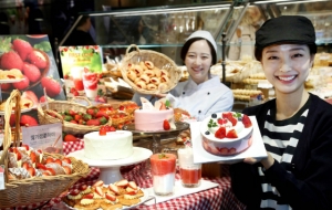 파리바게뜨가 딸기를 활용한 다양한 제품들을 한정적으로 선보이는 ‘딸기 페어’를 개최한다.