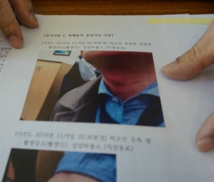대기업 임원 장애인 폭행 논란이 다시 불거지고 있는 상황에서, 정씨의 일방적인 폭행이었다고 주장하는 B씨가 본지에 취재요청을 하며 증거자료들을 제시하고 있다. 사진은 사건 당시 B씨가 목 부위를 가격당한 흔적.