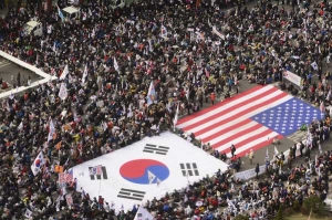 박근혜 전 대통령 탄핵 무효를 주장하는 국민저항 총궐기 국민대회에 등장한 대형 태극기와 성조기