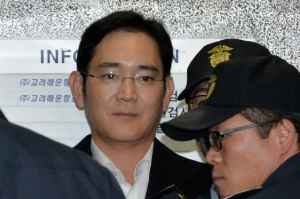박근혜 전 대통령이 구속 기소된 가운데, 이재용 삼성전자 부회장 측이 같은 날 있었던 3차 공판준비기일에서 뇌물죄 등 박영수 특별검사팀의 공소 사실을 전면 부인했다.