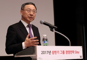 KT는 지난 31일 분당 KT사옥에서 KT 및 그룹사 임직원 400여명이 참석한 가운데 ‘2017년 상반기 그룹 경영전략 데이’를 개최했다. 이 자리에서 황창규 KT 회장(사진)은 최근 주주총회에서 내건 '그룹사 매출 10조원 시대를 열겠다'는 경영목표를 강조하며 계획을 구체화했다.(사진제공=KT)