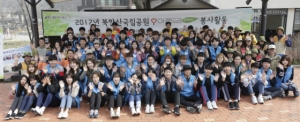 KT&G복지재단이 대학생 자원봉사자 100여명과 함께 '2017 북한산 국립공원 생태복원 봉사활동'을 실시했다.