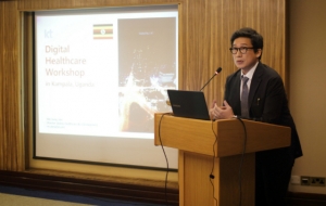KT가 국립암센터와 11일 경기도 고양시 소재 국립암센터에서 '클라우드·빅데이터 기반 정밀의료 분야 업무협약'을 체결했다. 사진은 김민성 KT 헬스케어ICT팀장이 워크샵에 참석한 우간다 의료인들에게 '디지털헬스케어솔루션'을 소개하고 있는 모습이다.