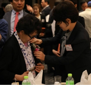 SK이노베이션이 지난 8일 보건복지부와 '2017 독거노인사랑잇기사업' 업무협약을 체결했다.