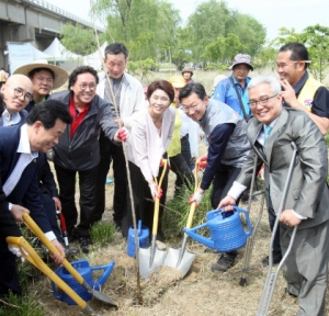 CJ대한통운은 서울 강서한강공원에서 온실가스 감축을 위한 'CJ대한통운과 함께하는 대한민국 희망나눔 숲 만들기' 행사를 진행했다.