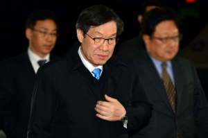 권오준 포스코 회장(사진)이 회장 선임 당시 ‘최순실 유착’을 통한 낙하산 의혹, 19대 정권 들어서는 미국 경제사절단 적극 참여와 비정규직의 정규직화 협조 의사 개진 등 지속적으로 친정권적 행보를 보이고 있다.
