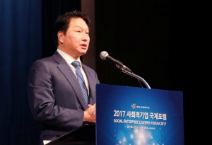 최태원 SK 회장(사진)이 셰일가스 수입 확대와 LNG 발전소 건설 등 대미 투자방안을 논의, 협력관계도 체결할 예정이다.