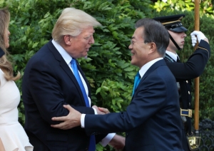 한미 정상회담에서 트럼프 대통령은 공개적으로 '한미 FTA 재협상'을 언급, 강력한 의지를 드러냄에 따라 재협상 수순으로 접어들었다는 관측이 지배적이다.