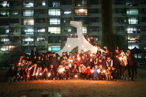 주민들이 책으로 엮은 '안녕, 둔촌주공아파트'(아래)과 함께 포즈를 취한 주민들.