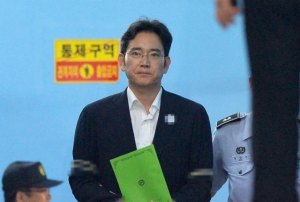 박영수 특별검사는 최순실 씨에게 총 433억여 원을 뇌물공여 하려 했단 혐의(실제 298억여 원 지급)로 이재용 삼성전자 부회장에게 징역 12년형을 구형했다.
