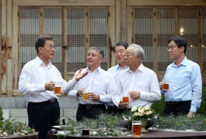 권오준 포스코 회장이 대통령 간담회 이후 긴급 본부장회의를 소집, 채용 규모가 기존의 500여명에서 1000여명으로 두 배 가량 확대됐다. 권 회장의 눈치보기식 친정권적 행보가 아니냐는 소리가 새어나오고 있다.
