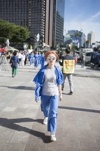 6월 10일 서울광장. 6월 민주항쟁 30년 기념행사가 펼쳐지는 서울광장에서, 푸른 ‘수의’를 입은 청년들. ‘촛불시민혁명’을 통해 출범한 정부의 첫 6월 민주항쟁 기념일에 아이러니컬하게도 청년들은 수의를 입고 양심수 석방을 주장했다.