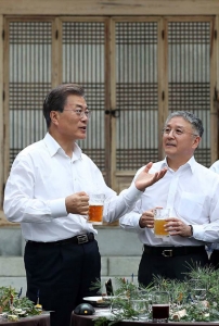 대통령 기업인 초청 간담회에서 문재인 대통령과 함영준 오뚜기 회장. 이날 문 대통령은 오뚜기를 '갓뚜기'라 부르며 함 회장이 화제의 중심이 됐다.