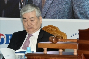조양호 한진그룹 회장 자택 공사에 회삿돈 30억원을 빼돌려 쓴 혐의를 받고 있는 한진그룹 고문이 재판에 넘겨졌다. 조 회장은 회삿돈이 자택공사비에 유용된 것을 몰랐다고 주장하고 있으며 19일 경찰에 소환돼 조사받을 예정이다.