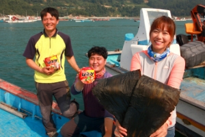 전남 완도군 금일도 어민들이 농심 너구리와 다시마를 들고 있다.(사진제공=농심)