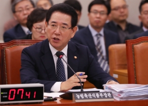 김영록 농림축산식품부 장관이 12일 서울 여의도 국회에서 열린 농림축산식품해양수산위원회 농림축산식품부 국정감사에서 여야 의원들의 질의에 답변하고 있다.