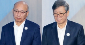 문형표 전 국민연금공단 이사장(왼쪽)과 홍완선 전 기금운용본부장이 삼성물산-제일모직 합병 의혹과 관련한 항소심에서도 각각 2년6개월을 선고 받았다.