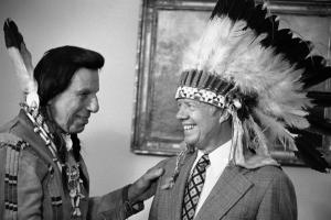 '눈물 흘리는 인디언' 광고의 주연으로 등장한 미국 원주민 배우 아이언 아이즈 코디(Iron Eyes Cody)와 지미 카터 미국 대통령