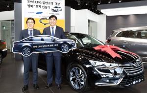 김태준 르노삼성 영업본부 상무(왼쪽)와 국내 1호 LPG 일반판매 고객인 김상범 한국LPG산업협회 회장이 26일 르노삼성 수서대리점에서 1호차 전달식을 진행했다. 사진/르노삼성