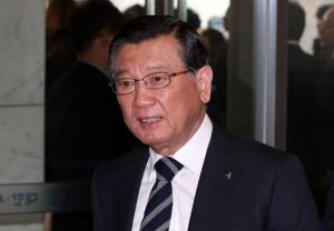 박삼구 금호아시아나그룹 회장이 지난 1월 청와대에서 열리는 문재인 대통령과의 타운홀 미팅에 참석 전 대기업 총수들과 티타임을 갖기 위해 서울 중구 대한상공회의소에 들어서고 있다. 사진/뉴스1