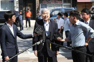 조양호 한진그룹 회장이 조사를 받기 위해 경찰서로 향하고 있다. 사진/뉴스1