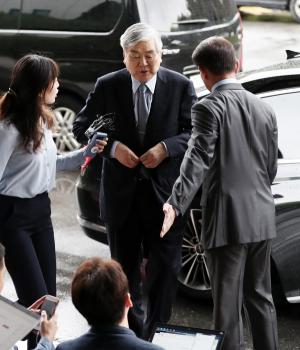 조양호 한진그룹 회장이 지난해 9월 서울 양천구 남부지검에 피의자 신분으로 출석하고 있다. 사진/뉴스1