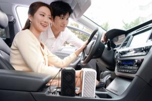 차량 내에서 사용 중인 LG전자 휴대용 공기청정기 '퓨리케어 미니'. 사진/LG전자