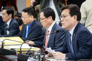 최종구 금융위원장은 9일 서울 종로구 정부서울청사에서 '카드산업 경쟁력 제고 및 고비용 영업구조 개선방안'을 논의하기 위해 카드사 최고경영자(CEO) 간담회를 열었다. 사진/뉴스1