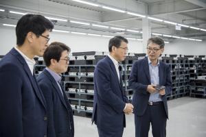 은성수 수출입은행장(오른쪽 두번째)이 10일 충북 청주시에 소재한 거래기업 파워로직스를 찾아 현장 목소리를 직접 청취하고 있다. 사진/수출입은행