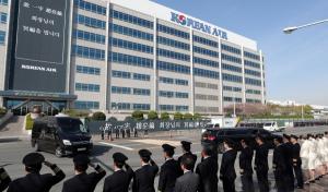 16일 오전 고 조양호 한진그룹 회장의 운구차량이 서울 강서구 대한항공 공항동 본사 앞을 지나고 있다. 사진/뉴스1