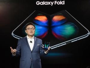 지난 2월 미국 샌프란시스코 빌 그레이엄 시빅 센터에서 열린 '삼성 갤럭시 언팩 2019'에서 고동진 삼성전자 IM부문장(사장)이 '갤럭시폴드'를 소개하고 있다. 사진/삼성전자&nbsp;