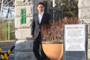 이재용 삼성전자 부회장이 지난해 2월 경기도 의왕시 서울구치소에서 석방되고 있다. 사진/뉴스1