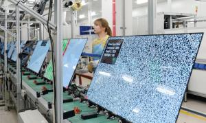 LG전자 직원이 구미사업장 내 생산라인에서 LG OLED TV의 품질검사를 진행하고 있다. 사진/LG전자