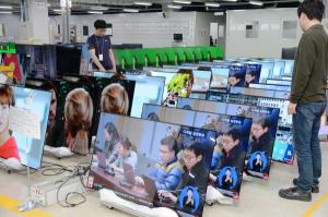 LG전자 직원이 구미사업장 내 신뢰성시험실에서 포장된 상태의 OLED TV를 다시 뜯어 품질 테스트를 진행하고 있다. 사진/LG전자